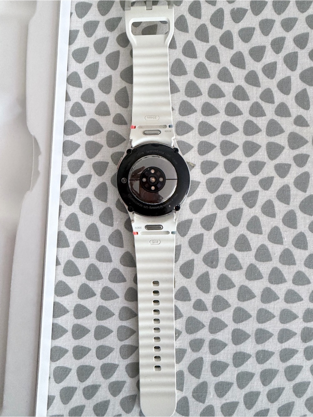 Samsung Galaxy Watch7 40mm Cream Silver + 7 Bands Charger Box - Picture 4 of 10